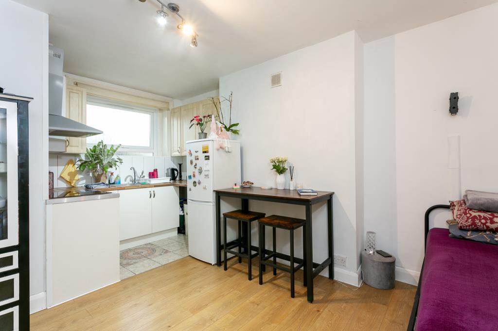 Lot: 42 - SUBSTANTIAL FREEHOLD INVESTMENT - General example of internal room